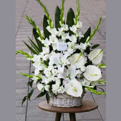 خرید سبد گل ترحیم با گلایل و لیسیانتوس سبد گل ترحیم با گل گلایل، لیسیانتوس و آنتریوم