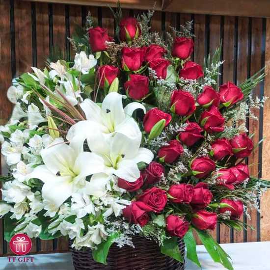 سبد گل رز و اورینتال مناسب جشن تولد و افتتاحیه