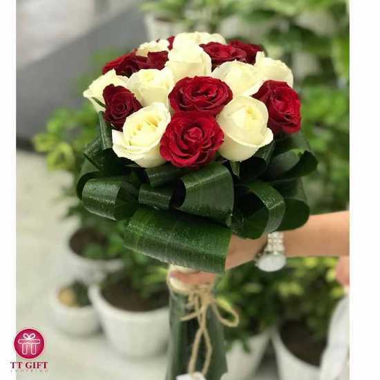 دسته گل رز قرمز و سفید فلامک