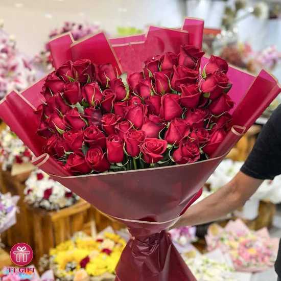دسته گل رز قرمز قلبی عاشقانه