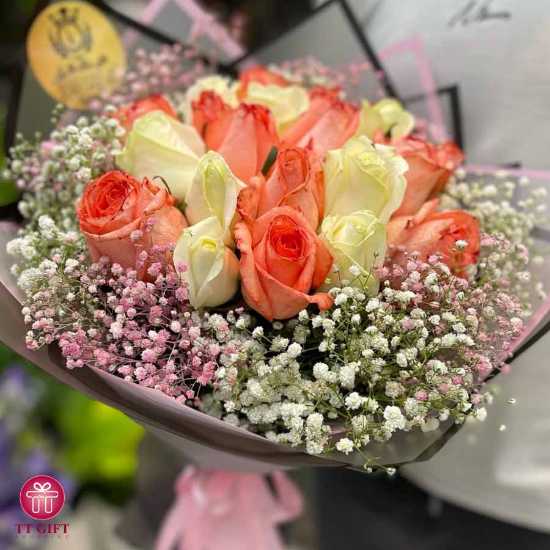 دسته گل رز سفید و نارنجی طنین برای تولد