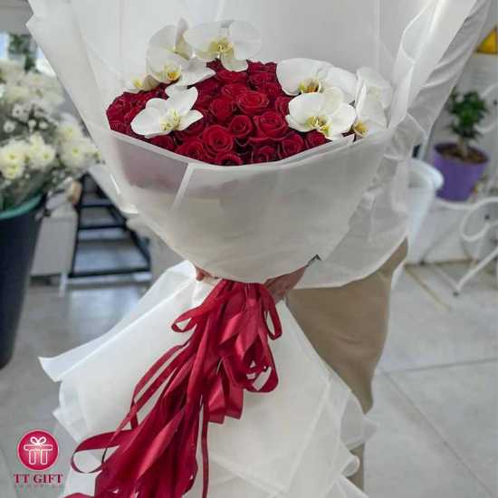 دسته گل رز قرمز و ارکیده سفید لاکچری برای خواستگاری