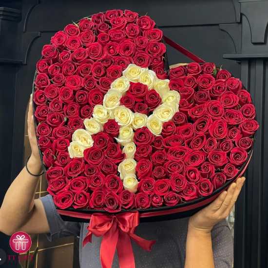 باکس گل قلبی رز قرمز و حروف دلخواه با رز سفید
