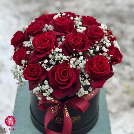 باکس گرد گل رز قرمز با ژیپسوفیلا
