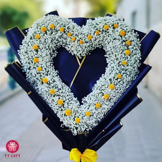 دسته گل قلبی ژیپسوفیلا سفید و رز مینیاتوری زرد برنا