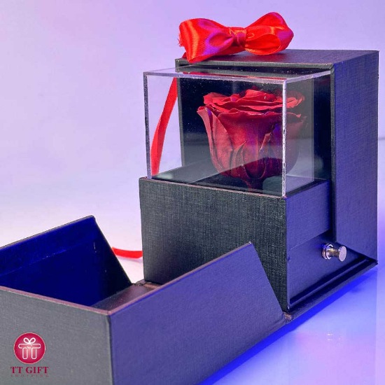 رز جاودان قرمز در باکس مشکی بالابازشو