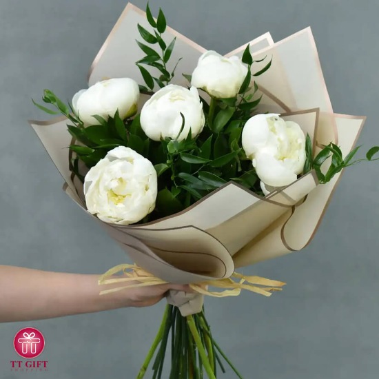 دسته گل پیونی سفید ارزان تیارا برای تولد