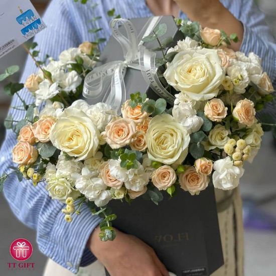 باکس گل رز و میخک دیار برای تولد
