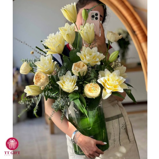 گلدان گل لی‌لی‌رز و رز ژولیت سفید لاکچری