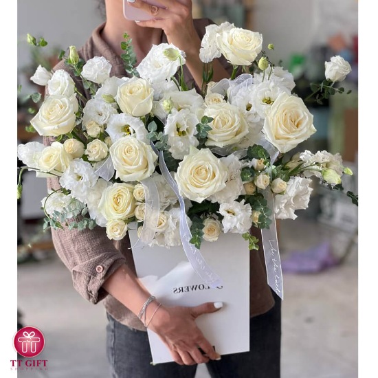 باکس گل رز سفید نهال برای تولد