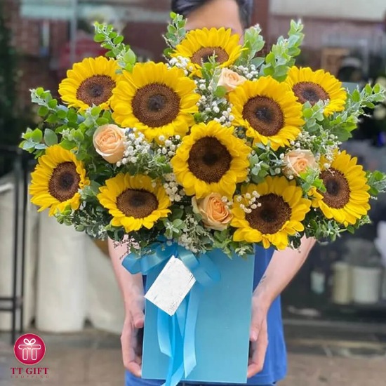 باکس گل آفتابگردان و رز ژیلا برای تولد