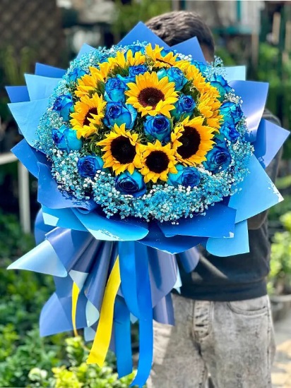 دسته گل آفتابگردان و رز آبی پندار برای تولد