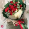 دسته گل رز مینیاتوری قرمز و برگ اکالیپتوس ستایش