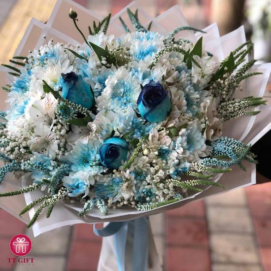 دسته گل داوودی و رز آبی آویسا برای تولد