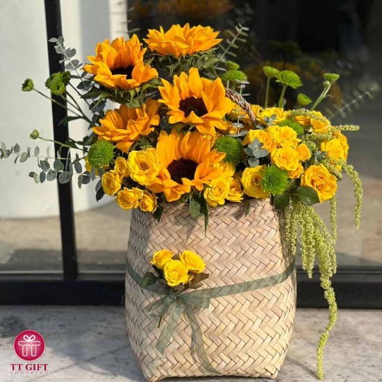 سبد گل آفتابگردان و رز مینیاتوری زرد پریوش