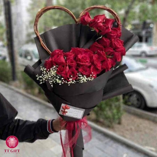 دسته گل رز قرمز درناز برای تولد